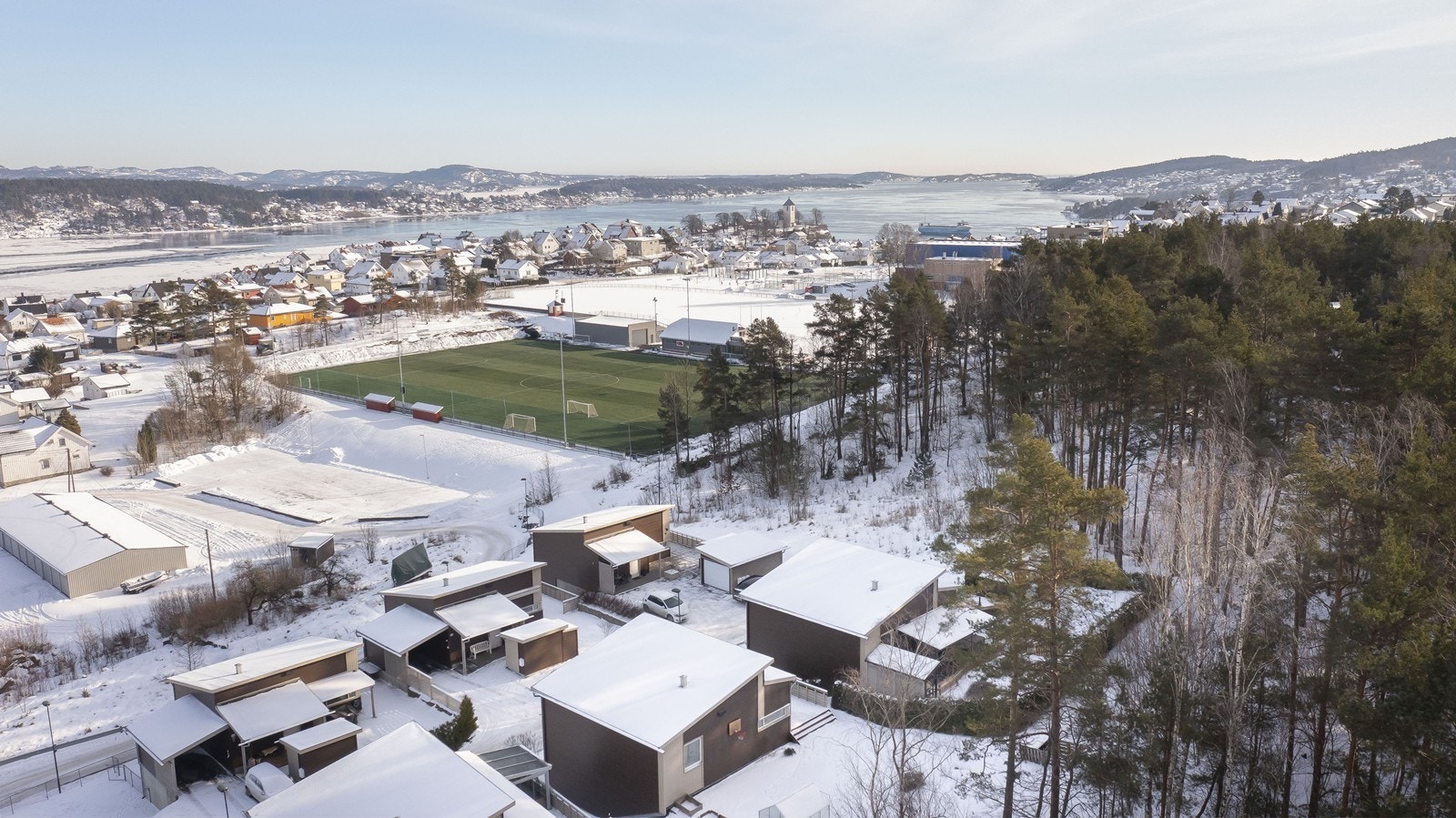 Området er svært barnevennlig med trygg og kort gangvei til ny barneskole og barnehage, samt flott idrettsanlegg som ble oppgradert i 2022. Galleribilde
