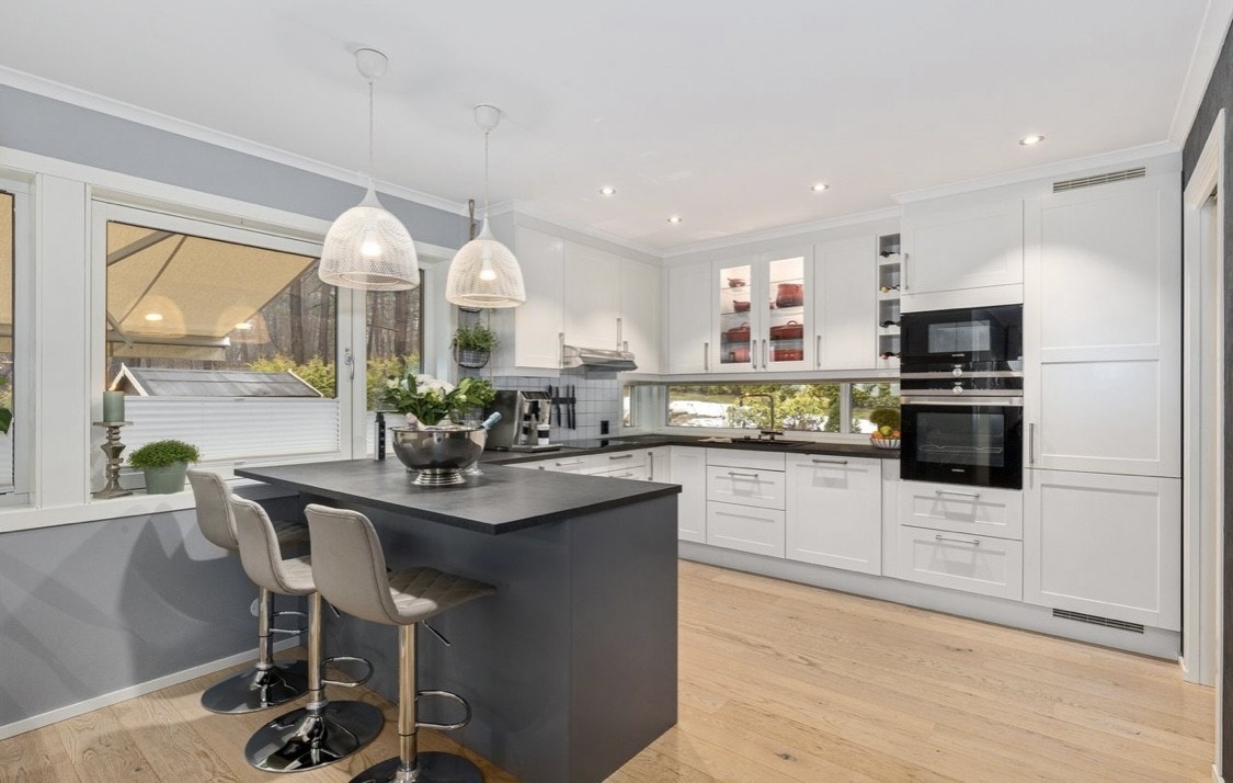 Vinduer under overskapene gir et luftig og åpent preg på rommet. Galleribilde