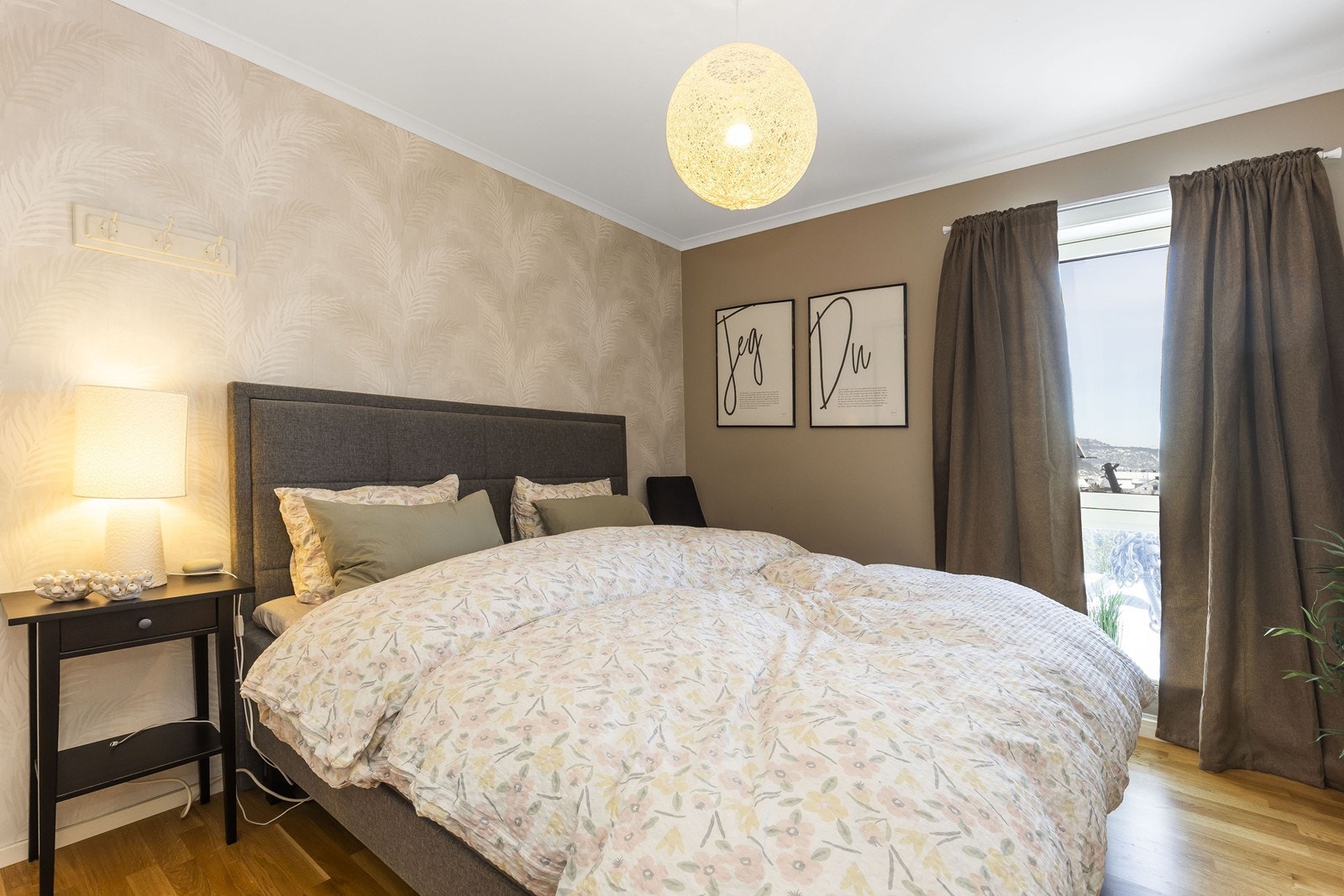 Hovedsoverom med god plass til dobbeltseng. Galleribilde