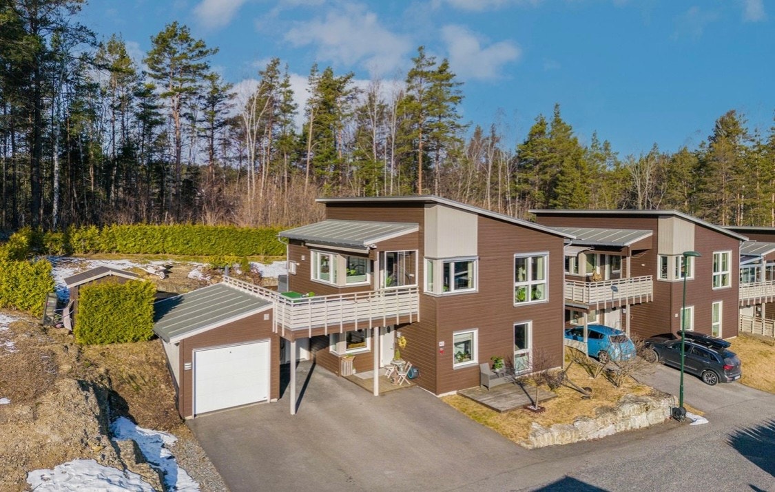 Flott og innholdsrik enebolig i rekke. Galleribilde