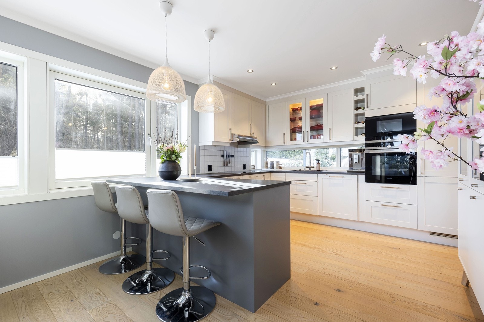 Flott kjøkken med praktisk kjøkkenøy. Galleribilde