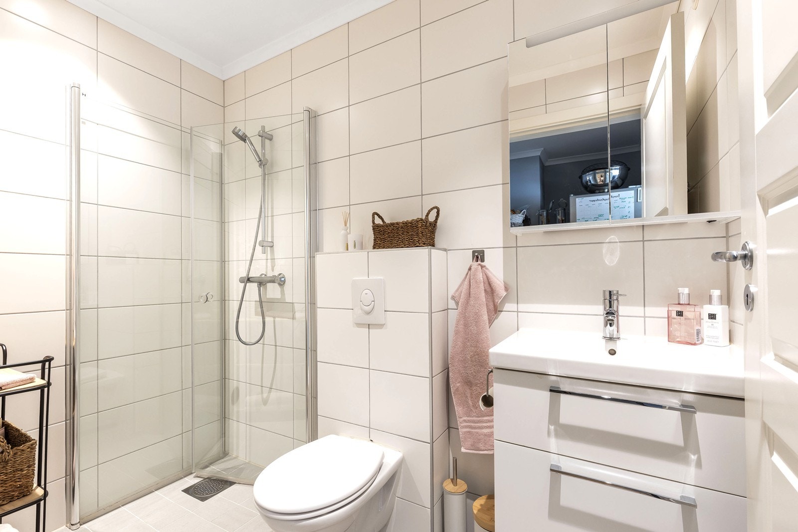 Bad nr.2 er noe mindre enn hovedbaderommet, men tilbyr de samme fasilitetene Galleribilde