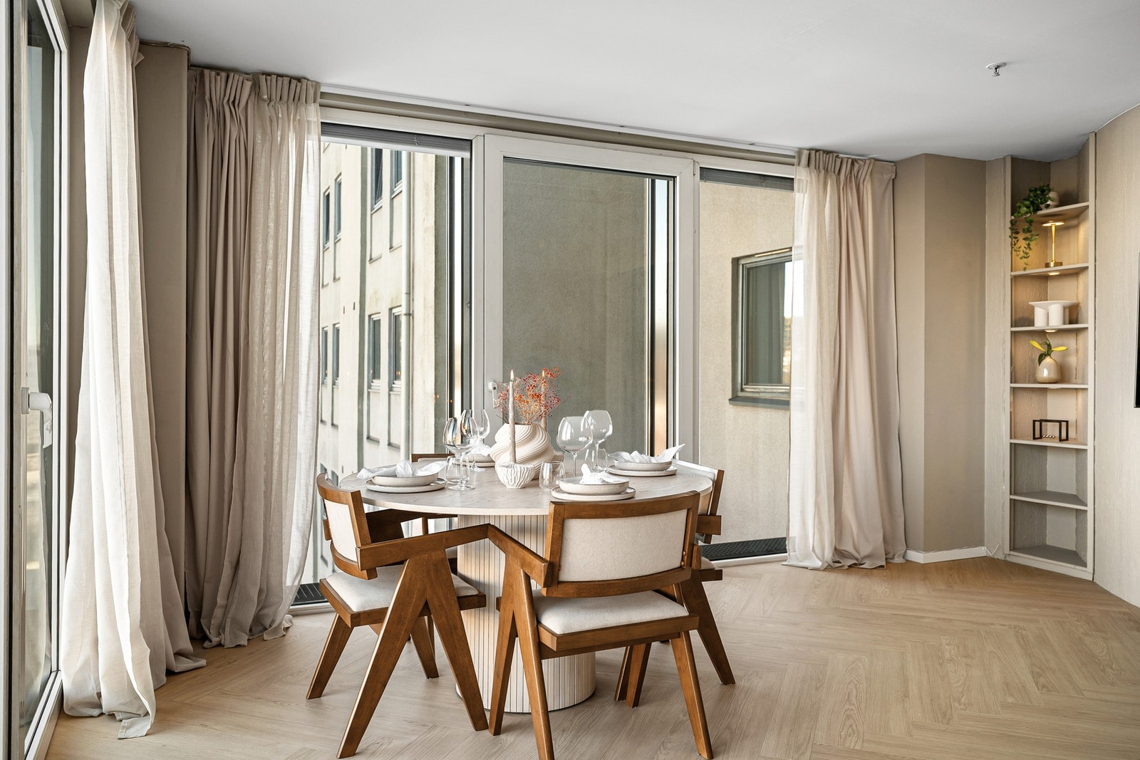 Leiligheten har gulvvarme i alle rom, med unntak av soverommet, noe som gir en jevn og eksklusiv komfort i hele boligen - samtidig som soverommet er bevisst holdt svalere for optimal hvile og søvnkvalitet. Galleribilde