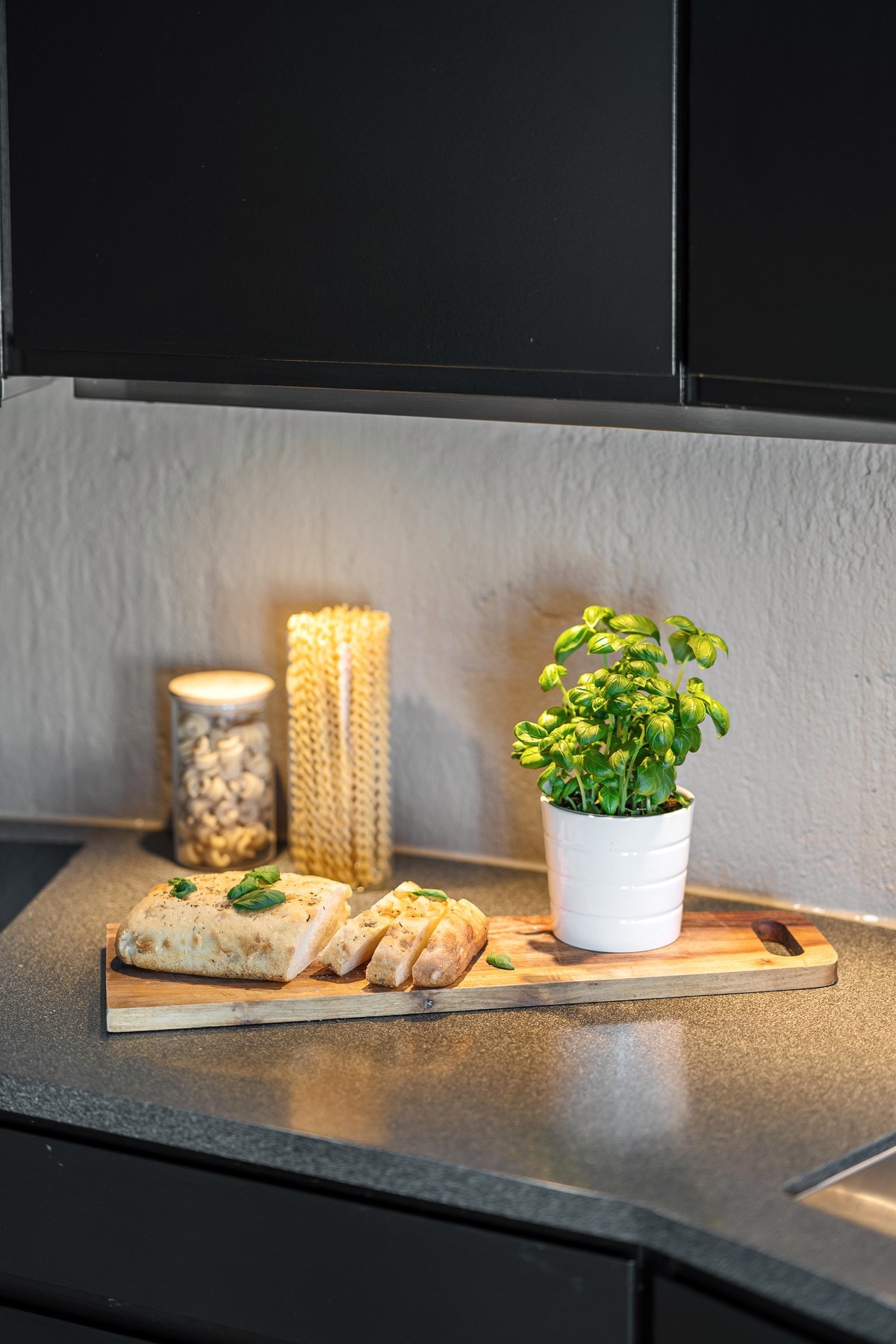 Her er det lett å se for seg morgener som varer litt lenger enn planlagt. Et kjøkken som inviterer til å nytes, ikke bare brukes. Galleribilde