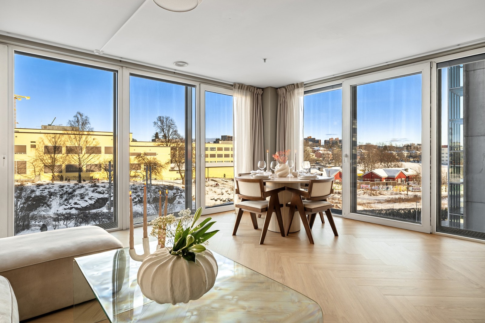 Stuen har en gjennomtenkt og romslig utforming, med store vindusflater som strekker seg fra gulv til tak. Når solen blir for sterk, kan de elektriske markisene enkelt justeres for perfekt lyskontroll. De skaper behagelig skygge og gir mulighet til å dempe Galleribilde