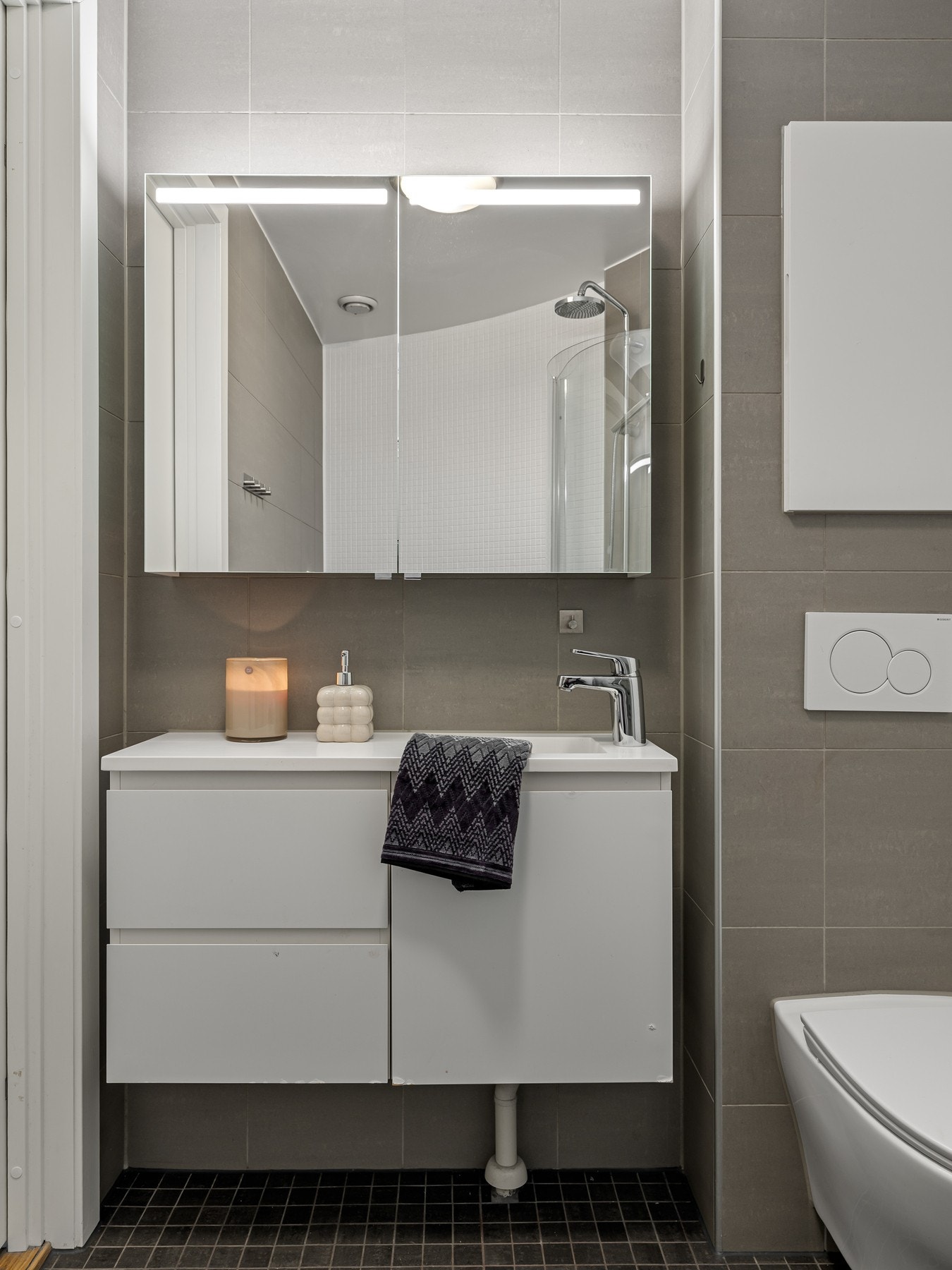 Innrednigen består av servantskap med servant, og speilskap med god oppbevaringsplass. Toalettet er vegghengt, og det er varmekabler i gulvet. Galleribilde