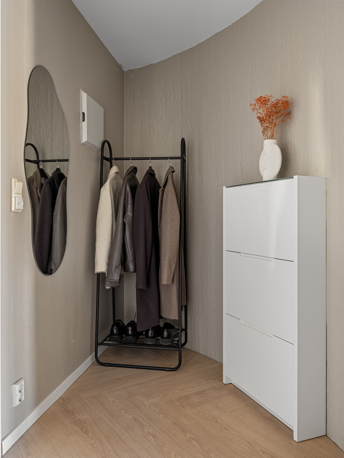 I tillegg til praktisk bod er det også gode muligheter for oppheng i selve entreen. Galleribilde