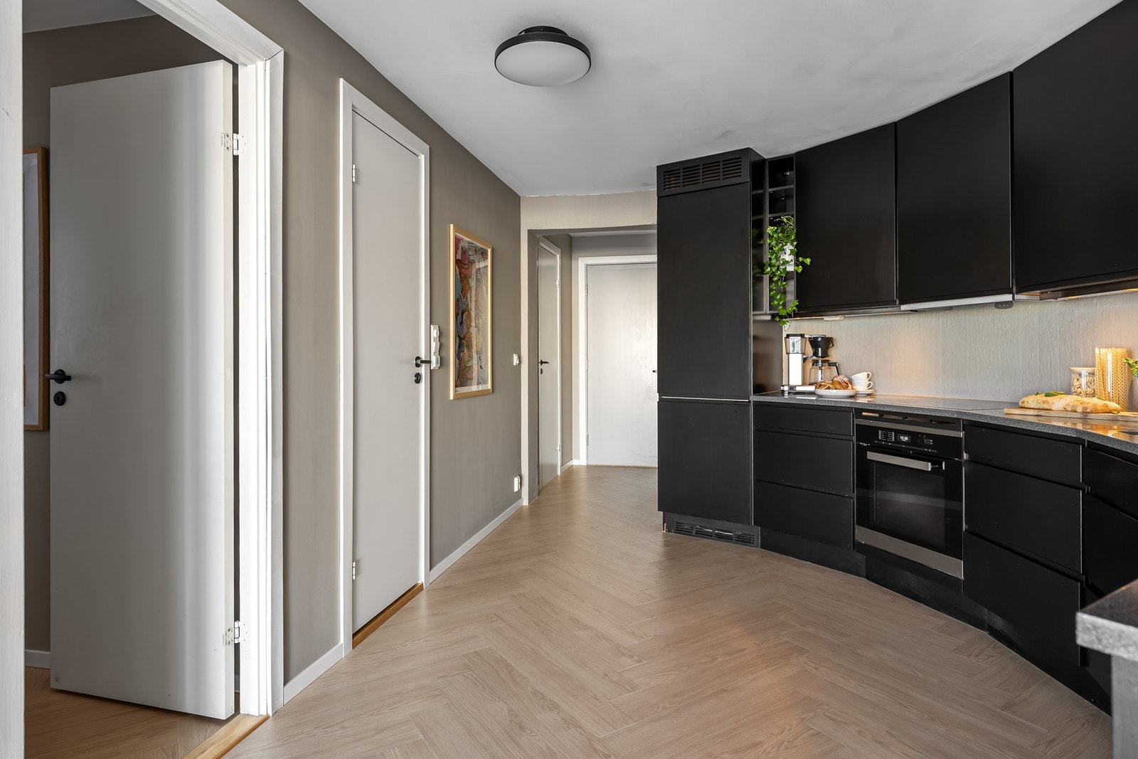 Kjøkkenet er i en åpen løsning mot stuen, men forblir i sin egen koselige nisje. Galleribilde