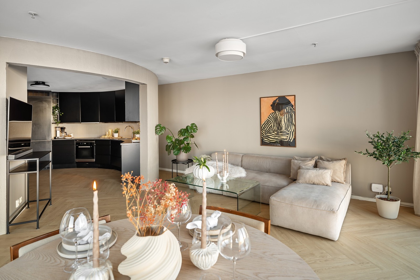 Helt unik planløsning der siloens originale, buede form er bevart. Dette gir leiligheten et særegent og eksklusivt uttrykk, med spennende linjer og en romfølelse som skiller seg tydelig ut fra det ordinære. Galleribilde