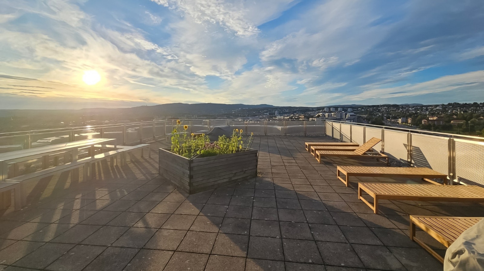 Om sommeren står solsenger klare på takterrassen - bare ta heisen opp og nyt solen! Enklere og mer tilgjengelig blir det nesten ikke. Bilde er tatt av selger. Galleribilde