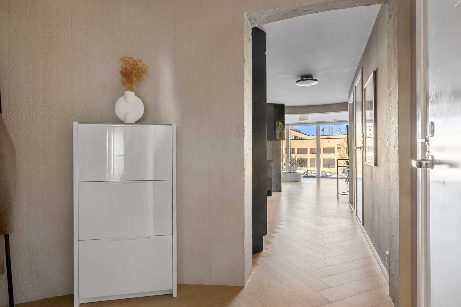 Velkommen hjem til en bolig som kombinerer karakter, komfort og gjennomtenkte løsninger fra første øyeblikk. Galleribilde