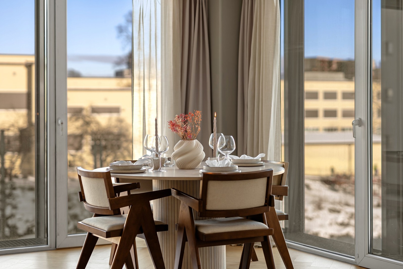 Spisebordet har en naturlig plassering ved vindusrekken, som gir en god atmosfære til både hverdagsmiddager og besøk. Galleribilde