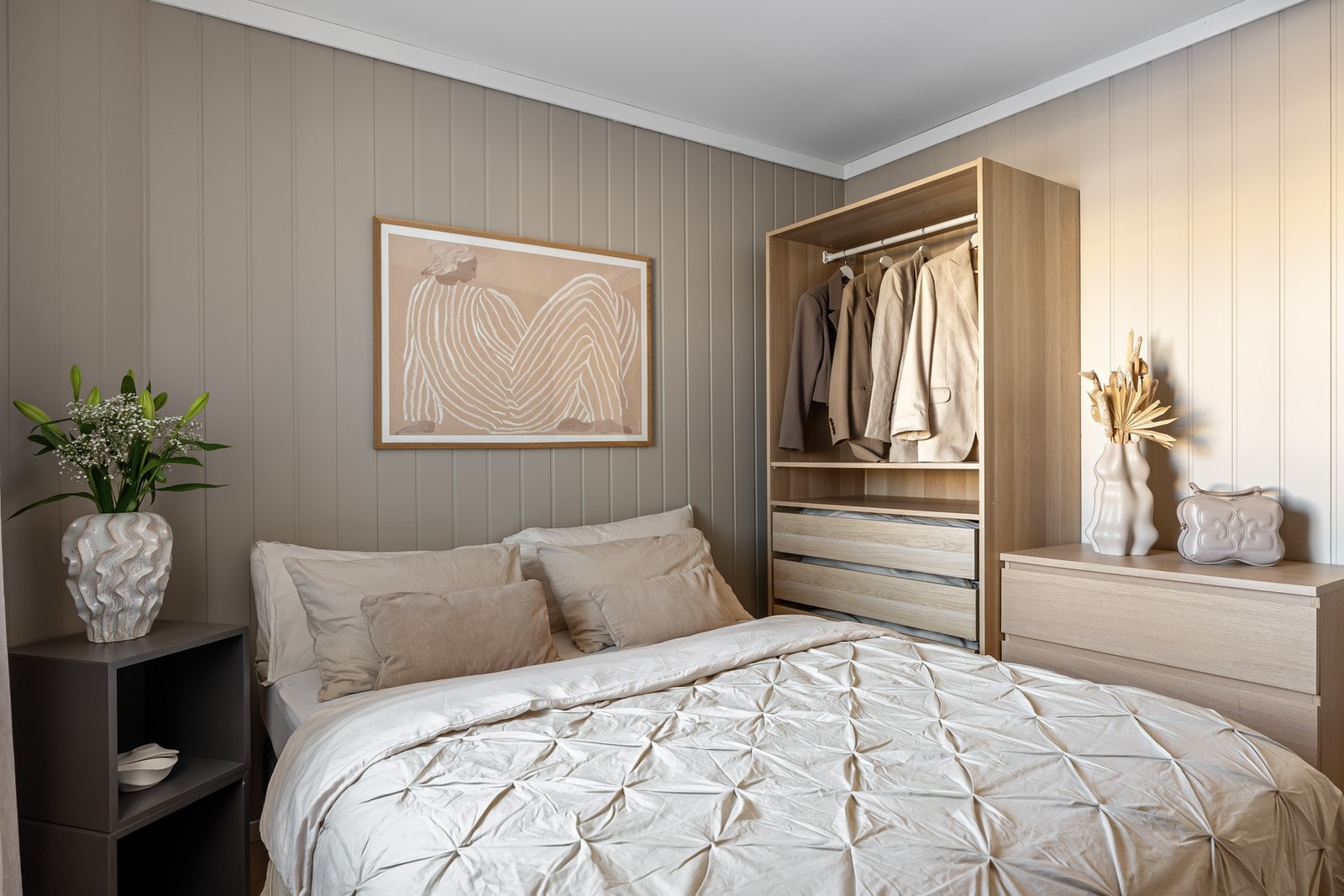 Godt med skapplass gir rommet et ryddig og harmonisk uttrykk. Galleribilde