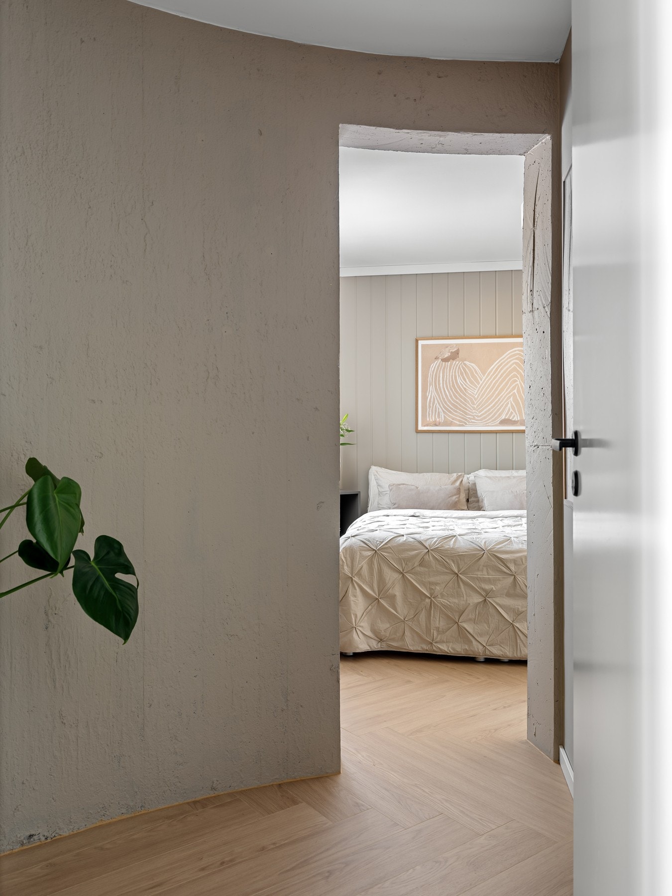 Soverommet ligger tilbaketrukket i boligen og danner en rolig og privat sone, godt skjermet fra øvrige oppholdsrom. Galleribilde