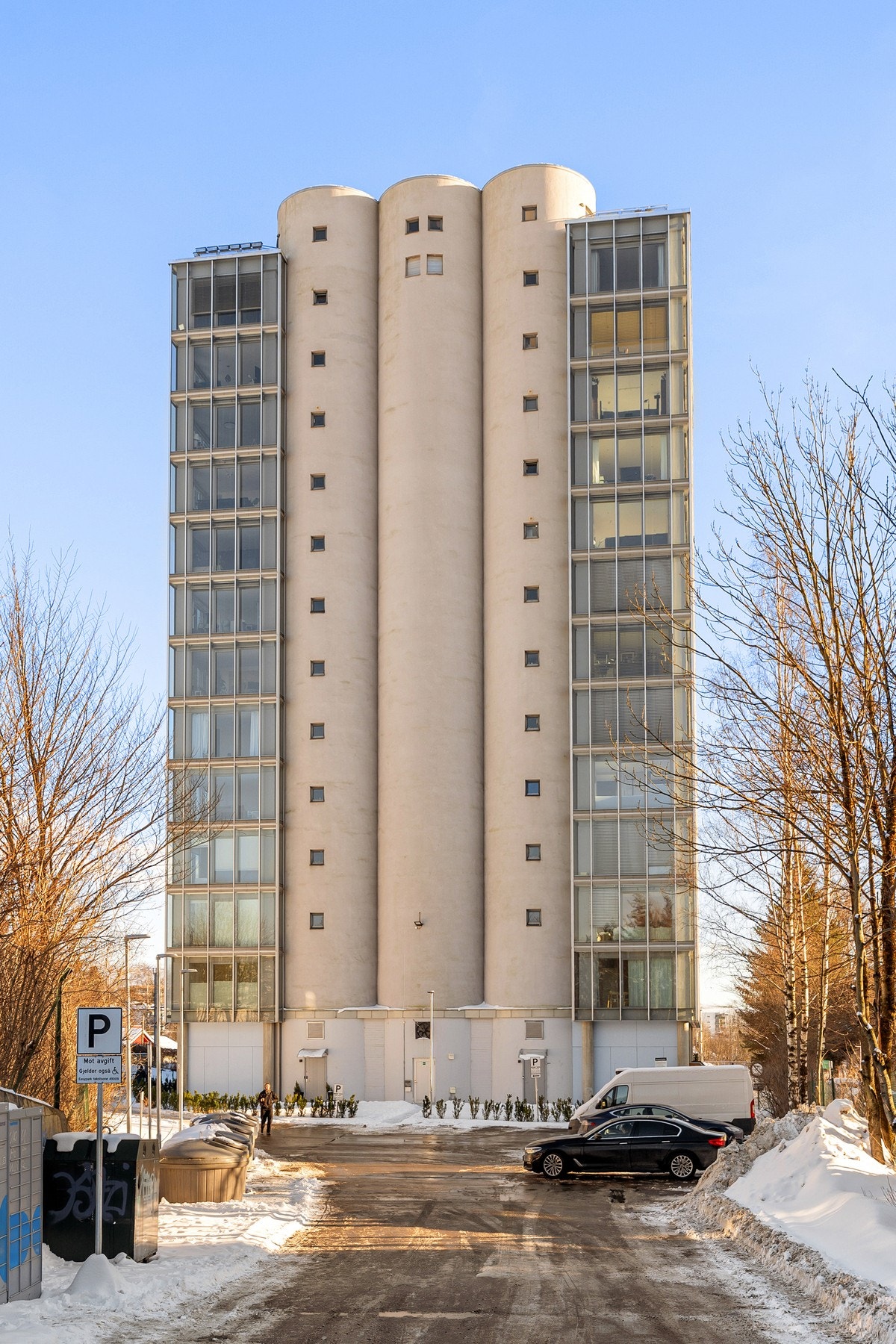 Siloen på Sinsen er et ikonisk landemerke som strekker seg hele 47 meter over bakken og består av to bygningsdeler: det tidligere kornlageret og selve kornsiloen. I 2003 ble bygget transformert til moderne boligseksjoner gjennom en ambisiøs og omfattende Galleribilde