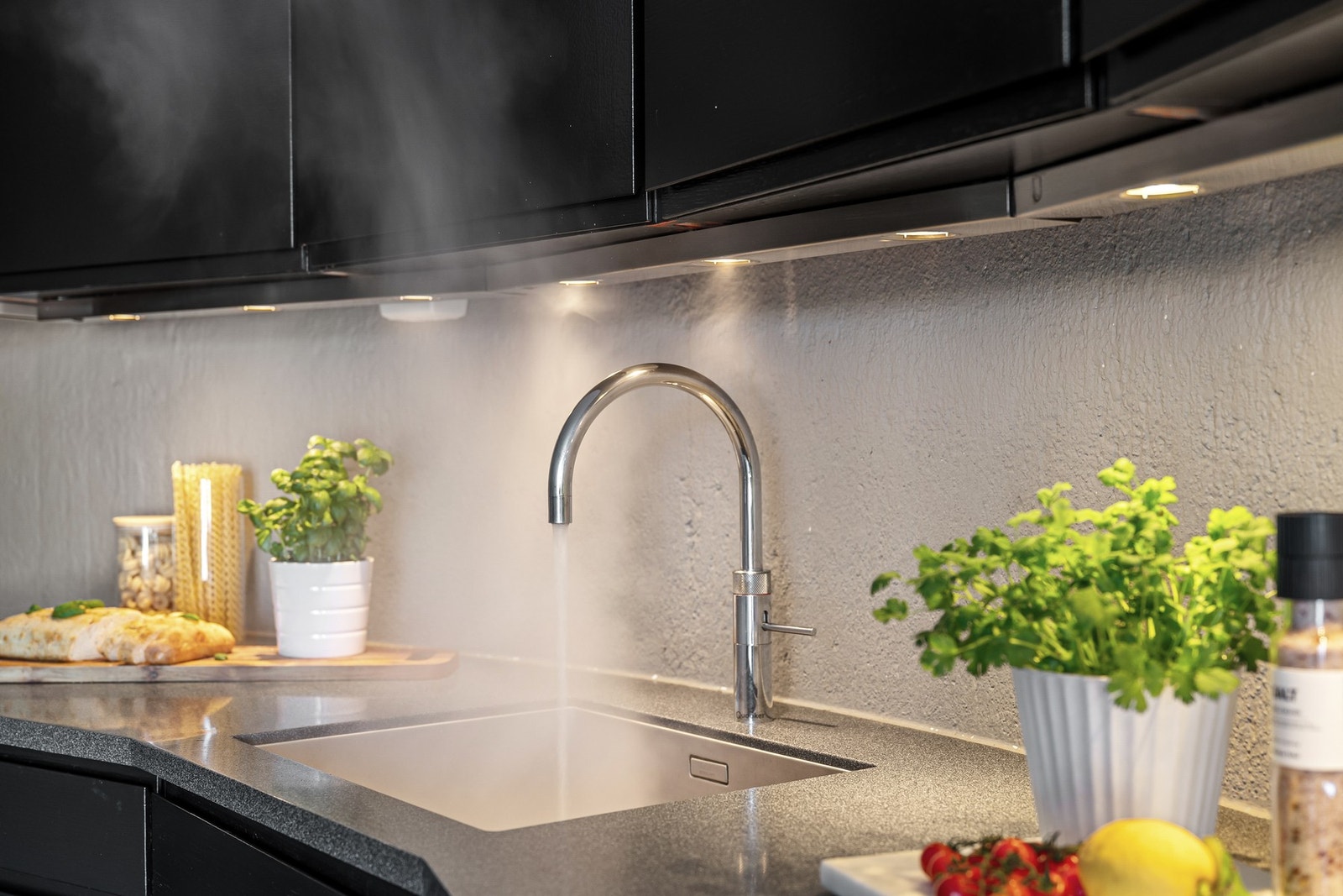 Her er det tenkt på de smarte detaljene: Quooker gir umiddelbar tilgang til kokende vann og gjør matlaging langt mer effektivt. Galleribilde