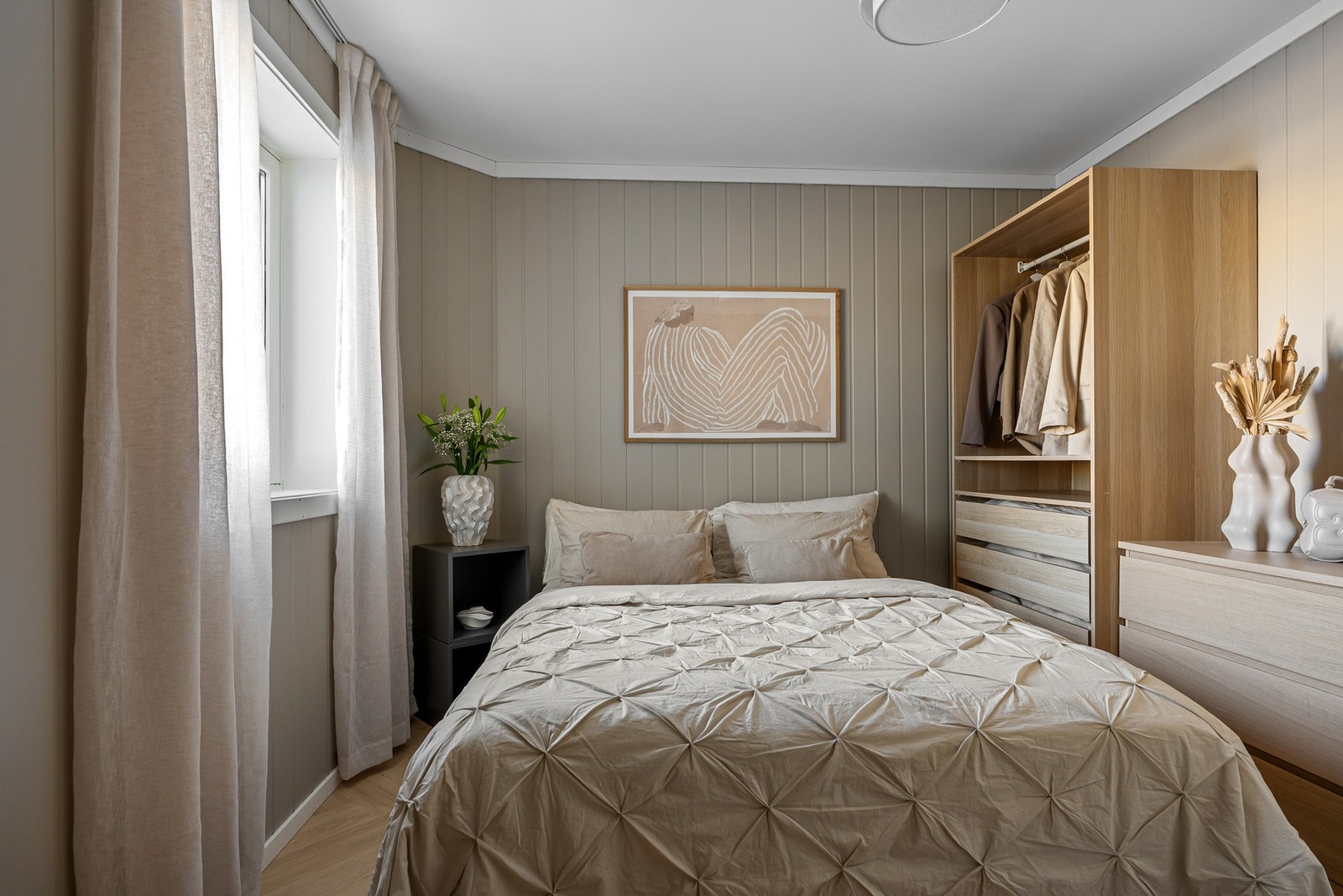 Her er det skapt en sone for hvile og velvære, med plass til en romslig seng og tilhørende nattbord. Galleribilde