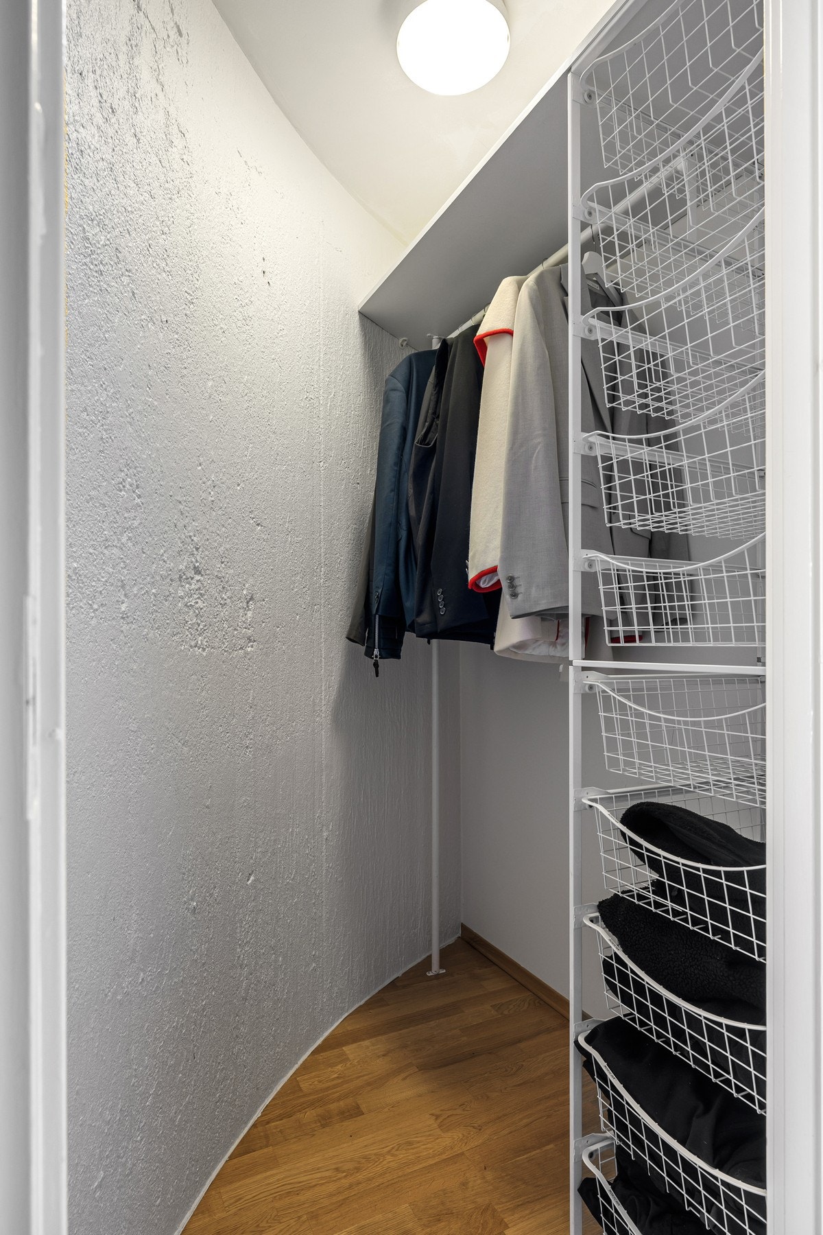 Fra entréen er det inngang til en praktisk bod, perfekt for oppbevaring av yttertøy. Galleribilde