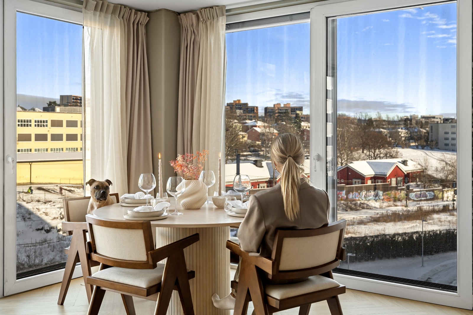 Dekk bordet, tenn lysene og nyt! Her ligger alt til rette for gode øyeblikk. Galleribilde