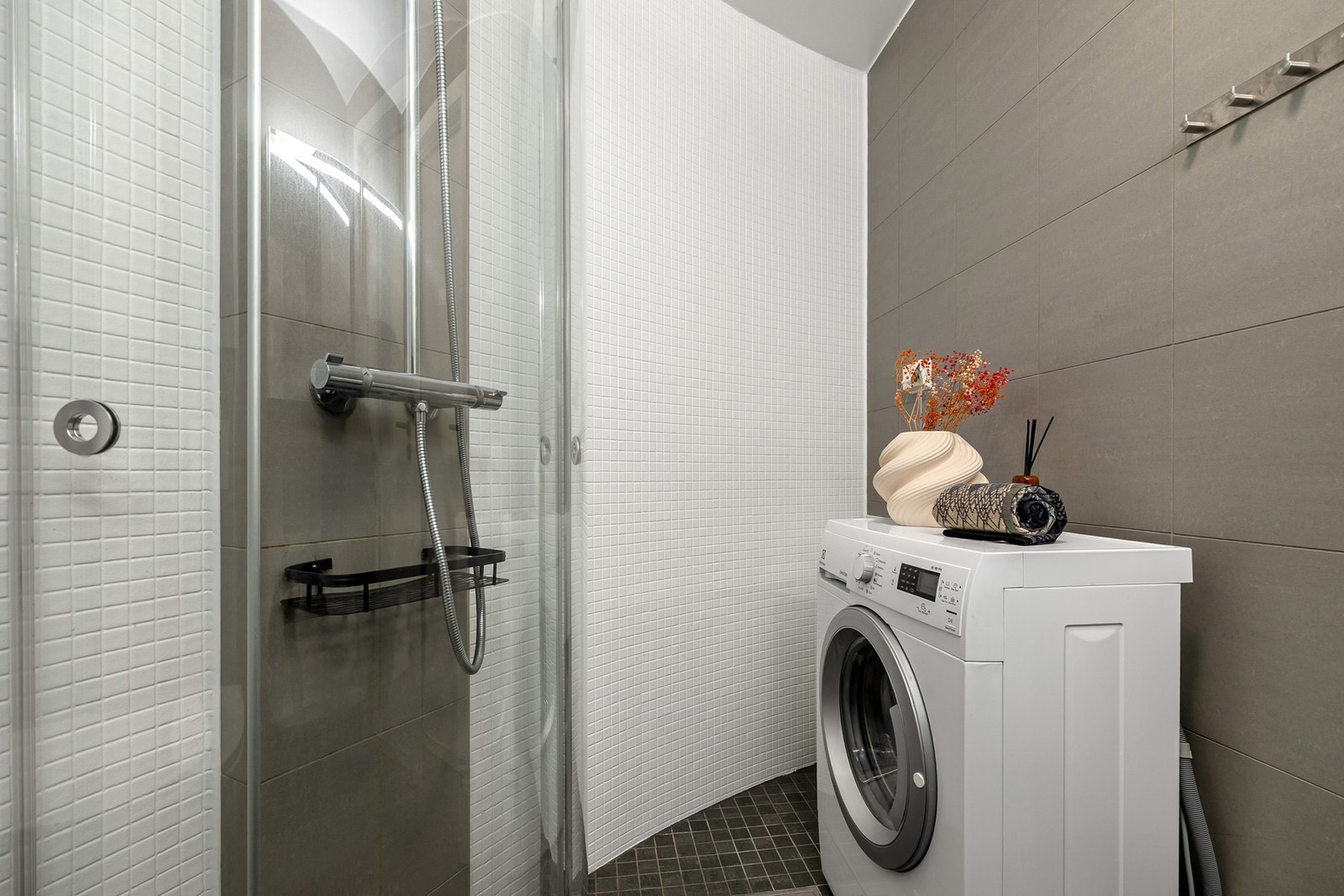 Baderommet har opplegg til vaskemaskin. Galleribilde