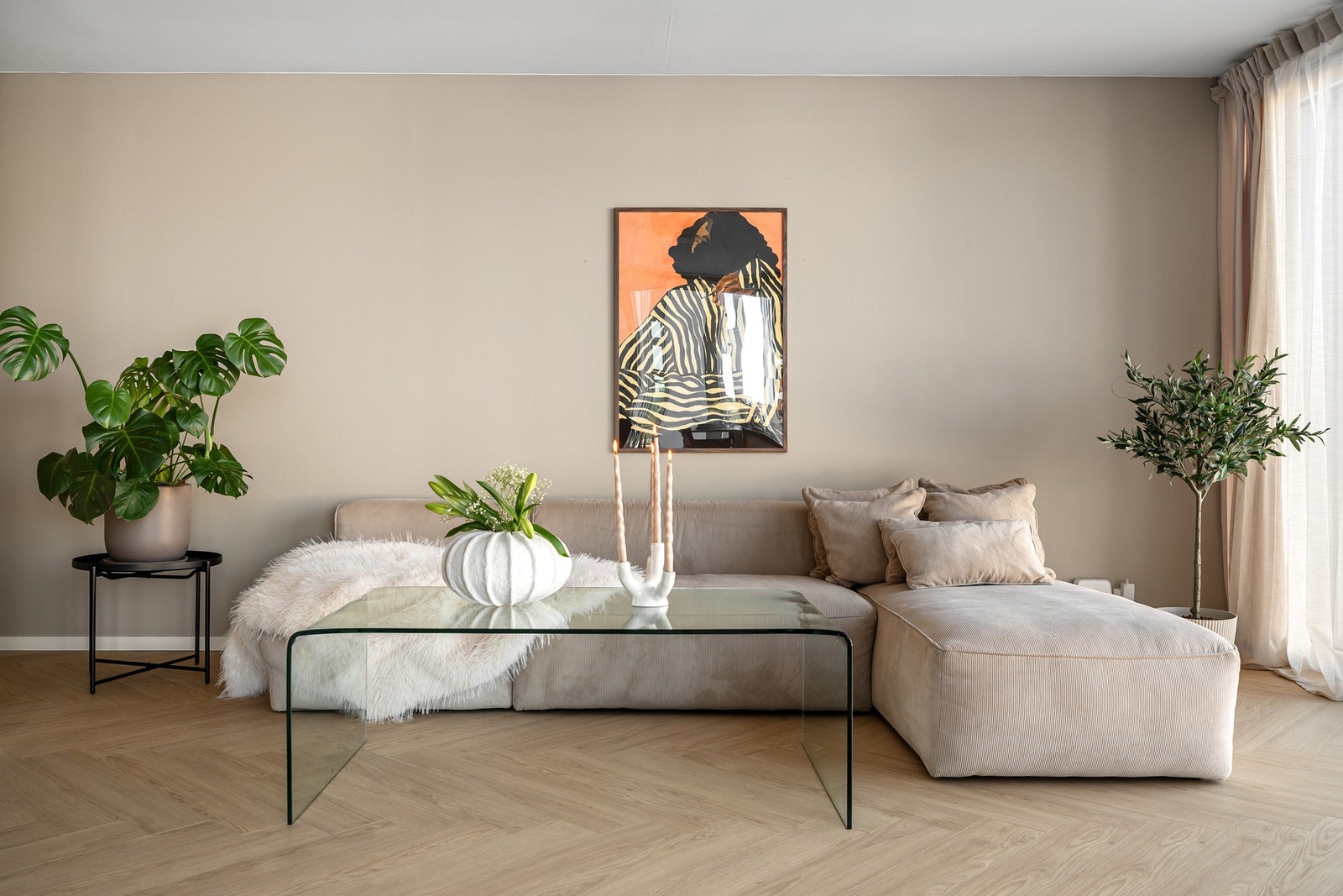 Leiligheten har gjennomgått en rekke oppgraderinger de senere årene! Blant annet byr ditt neste hjem på delikate, moderne flater med fiskebenslaminat fra 2025 og vegger malt i lune, tidsriktige farger. Galleribilde