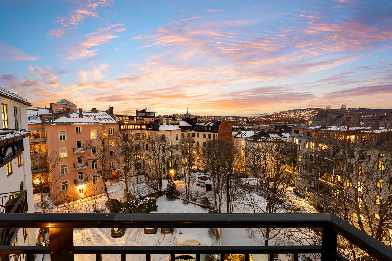 Den høye plasseringen gir nydelig kveldssol og fri sikt over frodige tretopper på utsiden, byens tak og helt til Holmenkollen. Galleribilde