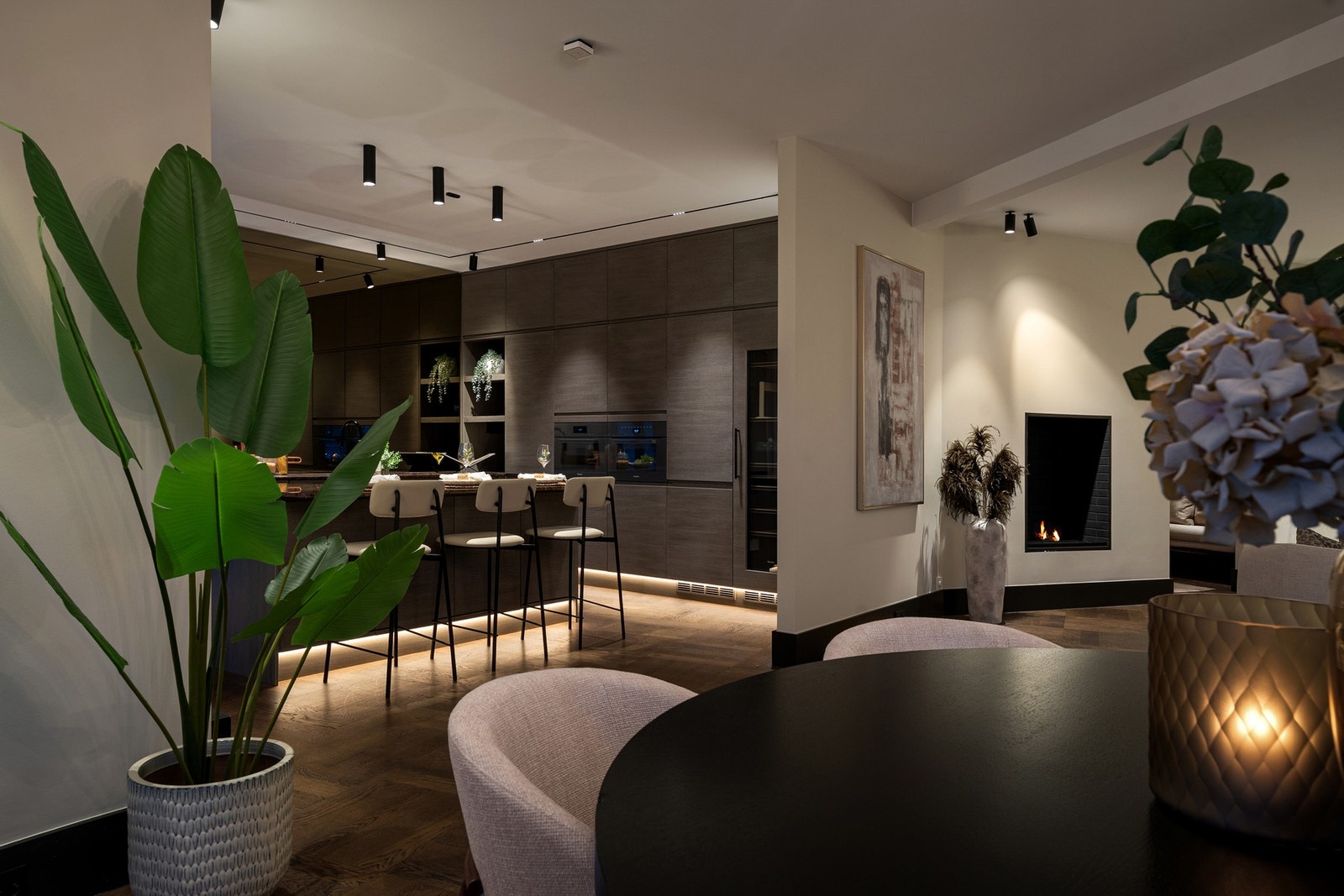 Fra det fantastiske oppholdsrommet bestående av stue, spisestue og kjøkken er det utsyn til Gimle Terrasse, gatens vakre arkitektur og skulpturelle kirkebygg. Galleribilde