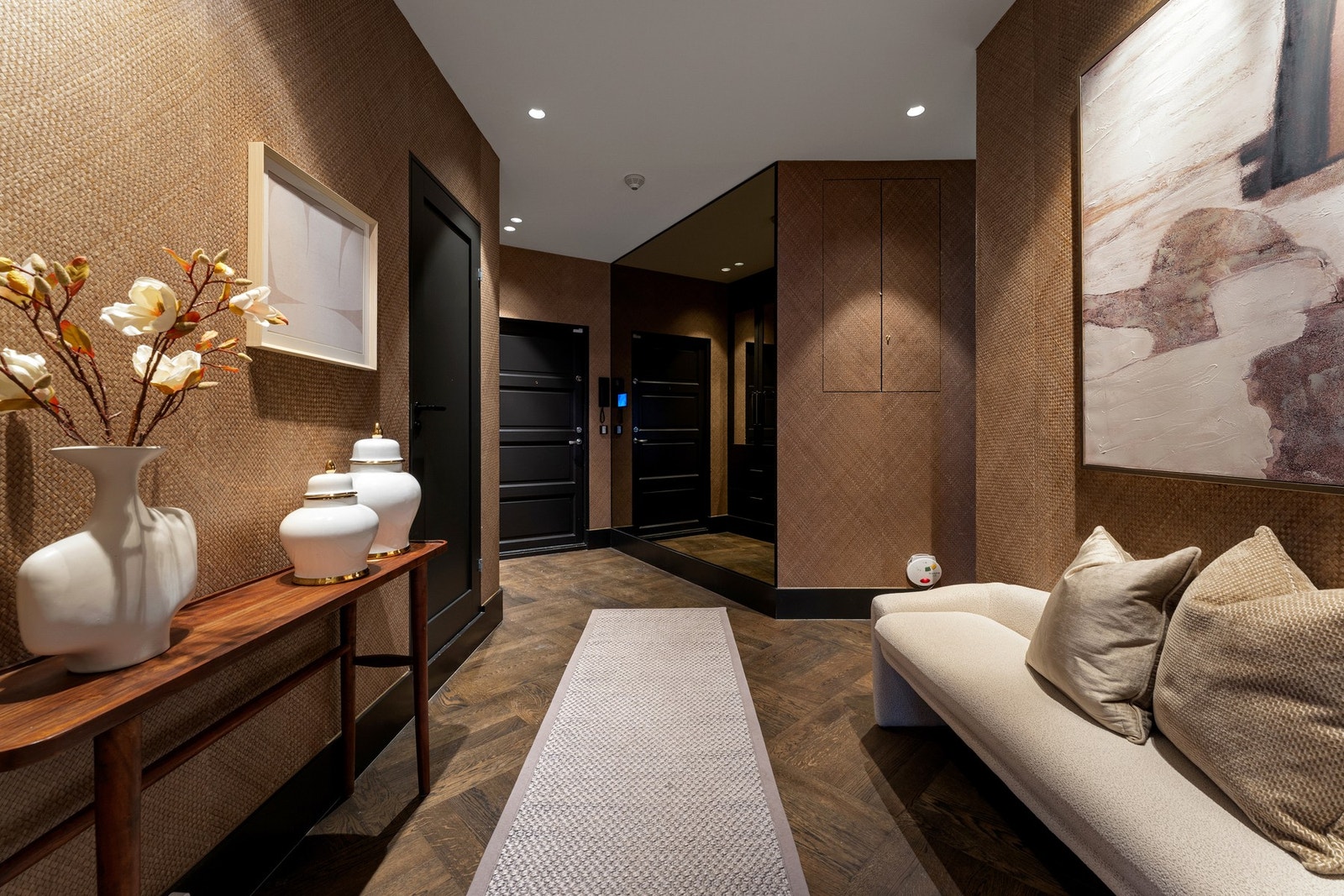 Leiligheten disponerer eksklusivt også en biloppstillingsplass i bakgården, tilknyttet elbillader. Galleribilde