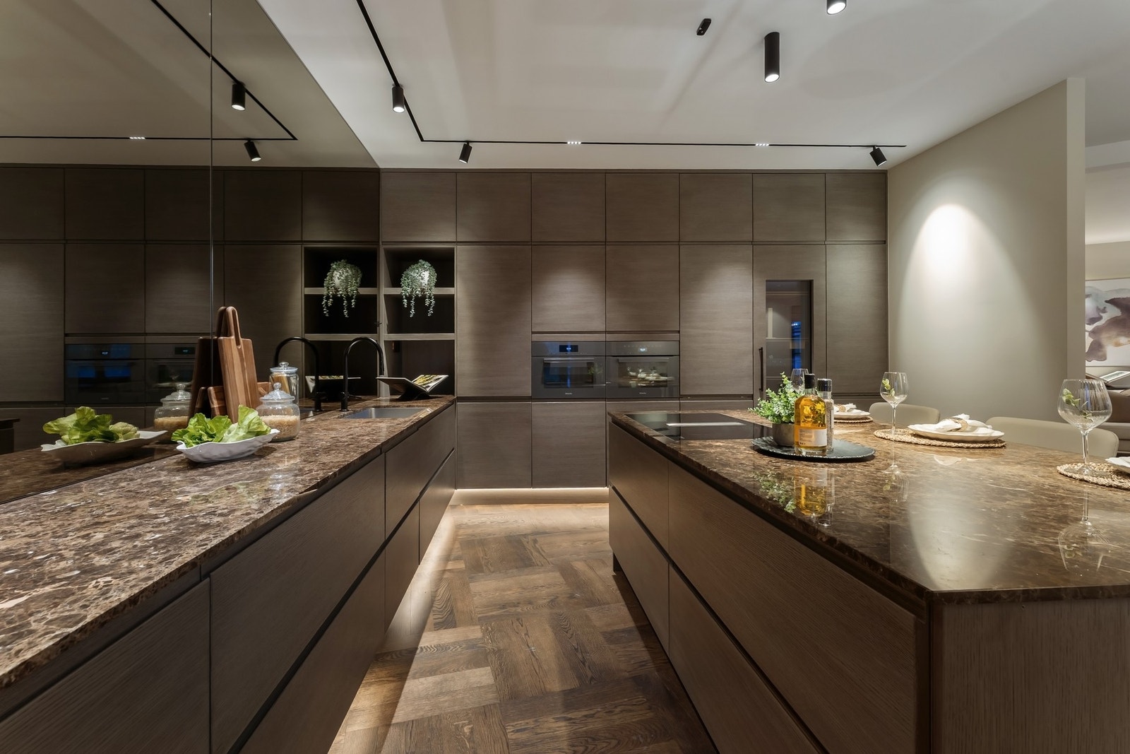 Hvitevarene fra Miele er diskret integrert og kompletterer et kjøkken som kombinerer estetikk og funksjon på høyt nivå. Galleribilde