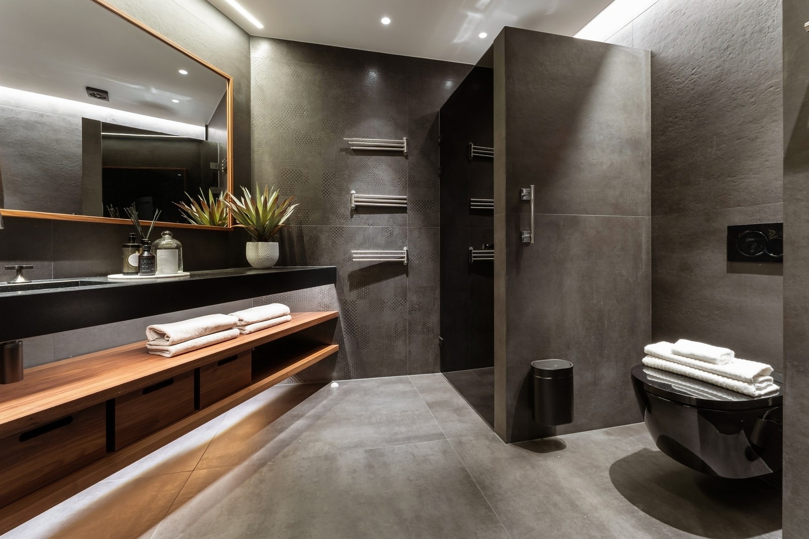 Leiligheten har to baderom som er utformet med en tydelig sans for helhet og detalj. Galleribilde