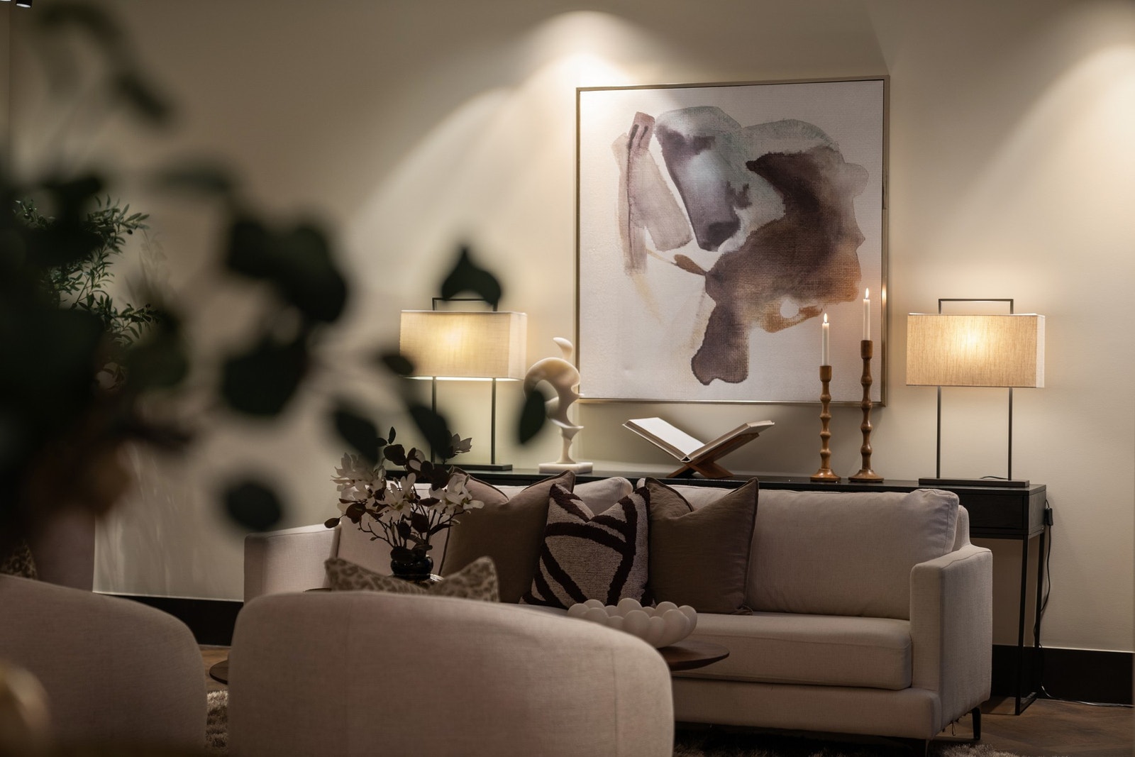 Leiligheten ble gjennomgående renovert i 2021, og videre påkostet i 2023. Galleribilde