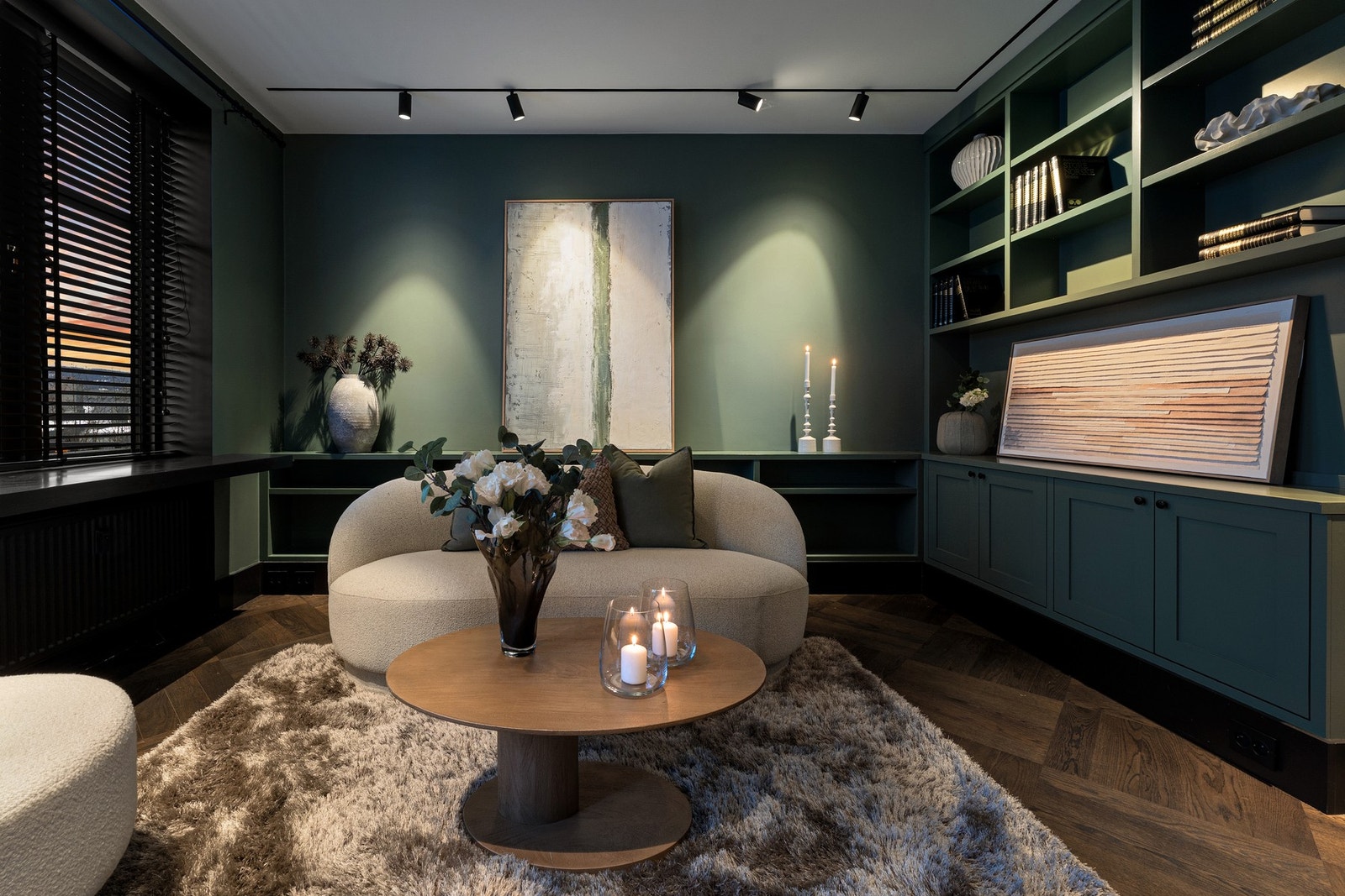 Resultatet er et stilrent, arkitektonisk helhetlig hjem med materialvalg og innredning av høy kvalitet. Galleribilde