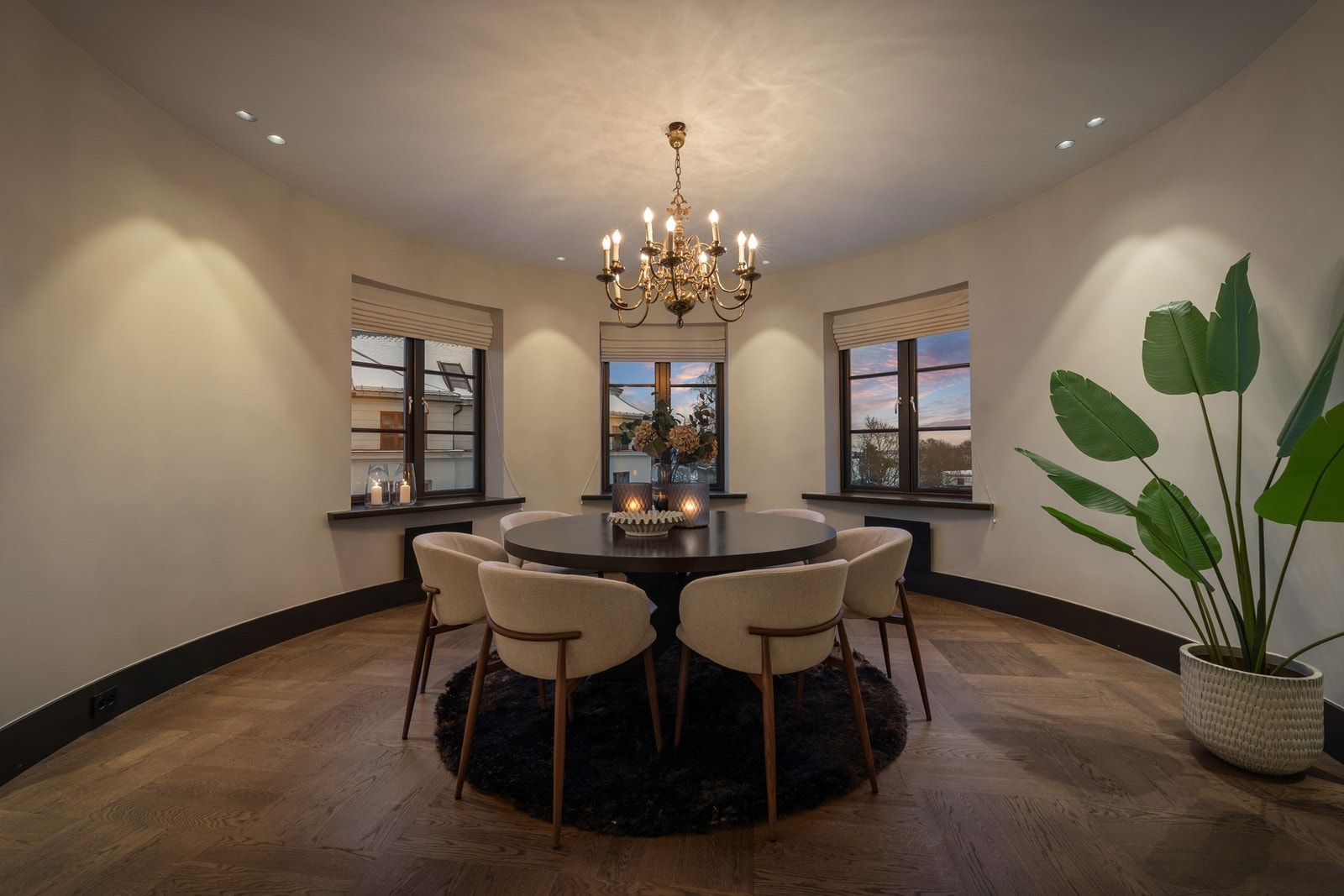 Spiseplassen er elegant plassert i rommets ovale del som gir en særegen karakter. Galleribilde