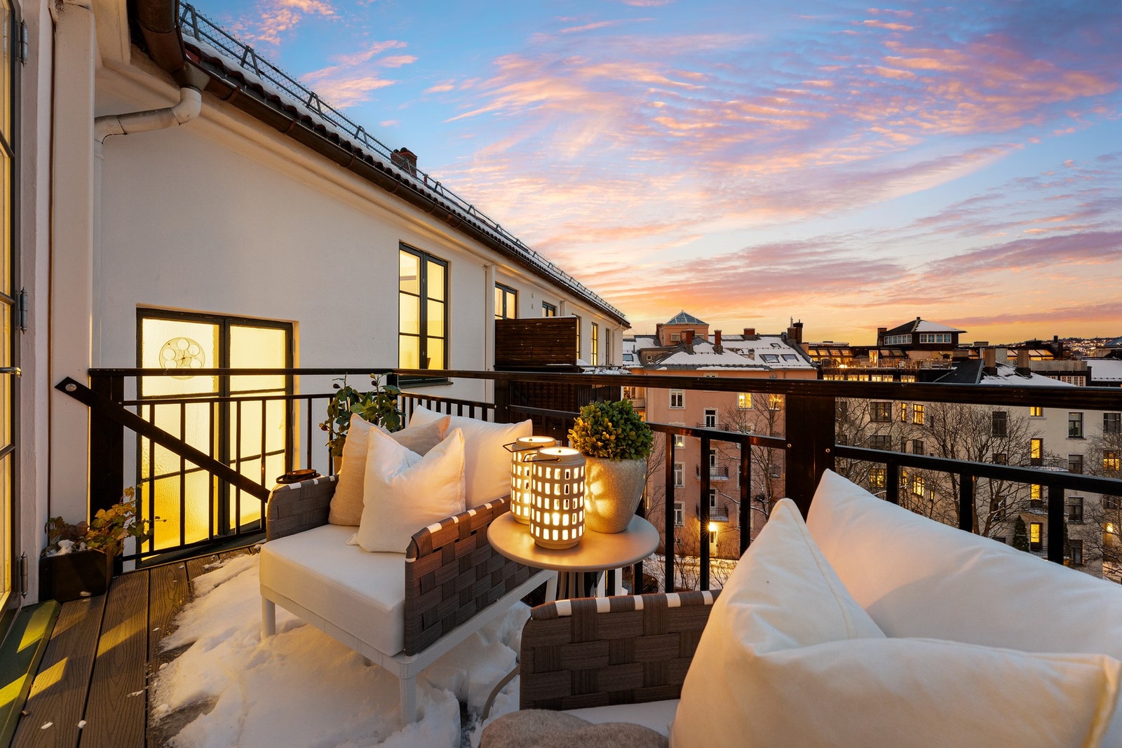 Leiligheten er gjennomgående med balkong vendt mot en skjermet bakgård. Galleribilde