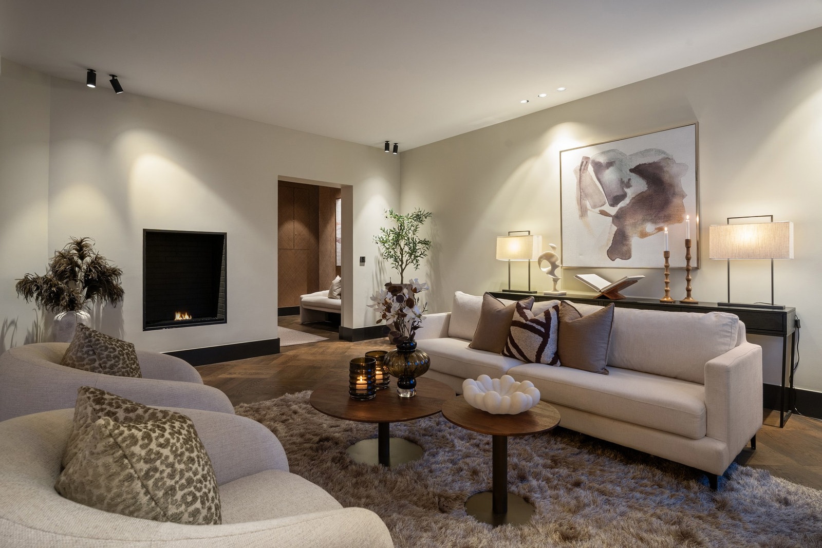 Det er lagt gjennomgående eikeparkett i oppholdsrommene, som gir et varmt og eksklusivt uttrykk og en fin kontinuitet mellom sonene. Galleribilde