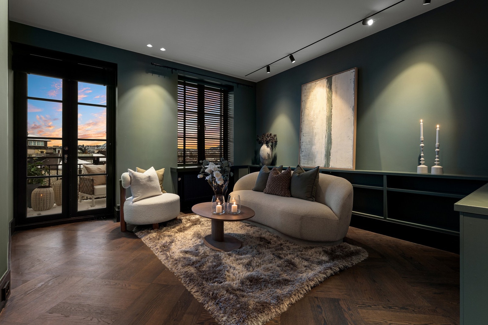 TV-stuen er en lun og tilbaketrukket del av leiligheten, perfekt som avkoblingsrom, bibliotek eller en mer privat stue. Galleribilde