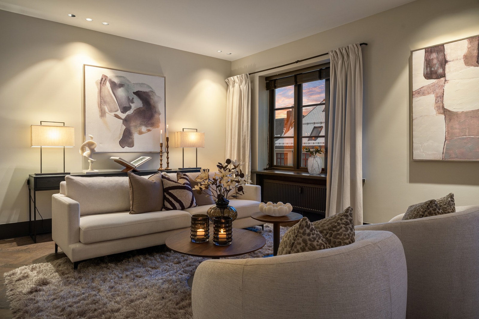 Boligens hovedsone er utformet som et sammenhengende, generøst oppholdsrom der stue, spisestue og kjøkken glir naturlig over i hverandre. Galleribilde