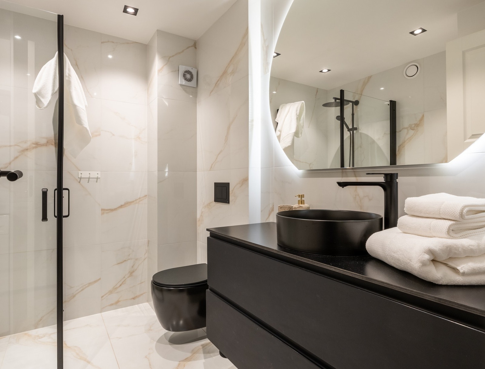 Lekkert baderom fra 2025 med flislagt gulv med varme og flislagte vegger. Galleribilde