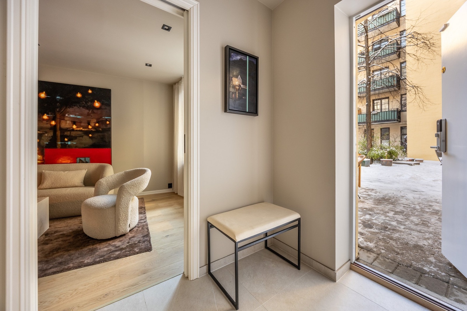 Townhouse beliggende i felles bakgård, noe som gir eget inngangsparti. Galleribilde