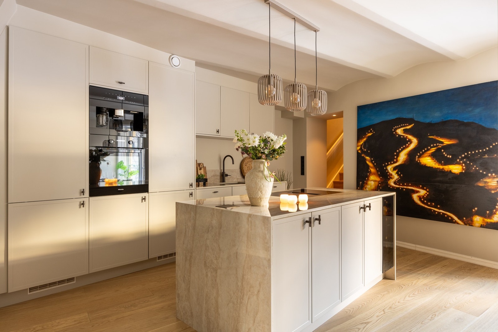 Stilrent kvalitetskjøkken fra Strai med profilerte fronter og integrerte hvitevarer. Galleribilde