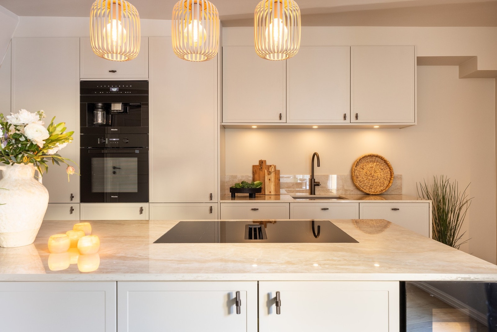 Den romslige kjøkkenøyen vender mot spisestuen og skaper et naturlig skille i rommet. Galleribilde