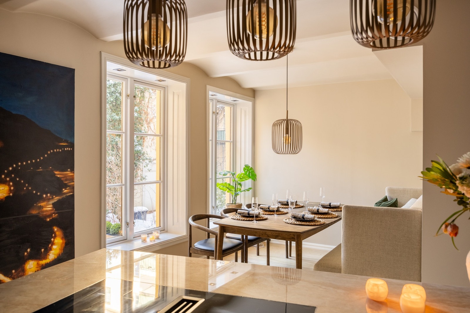 Boligen har gjennomgående enstavs parkett, supplert med tepper og fliser i utvalgte rom. Galleribilde