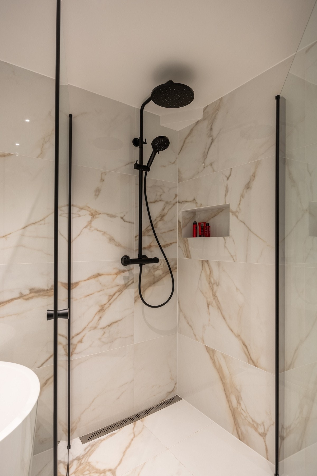 Stort dusjhjørne med glassdører. Galleribilde