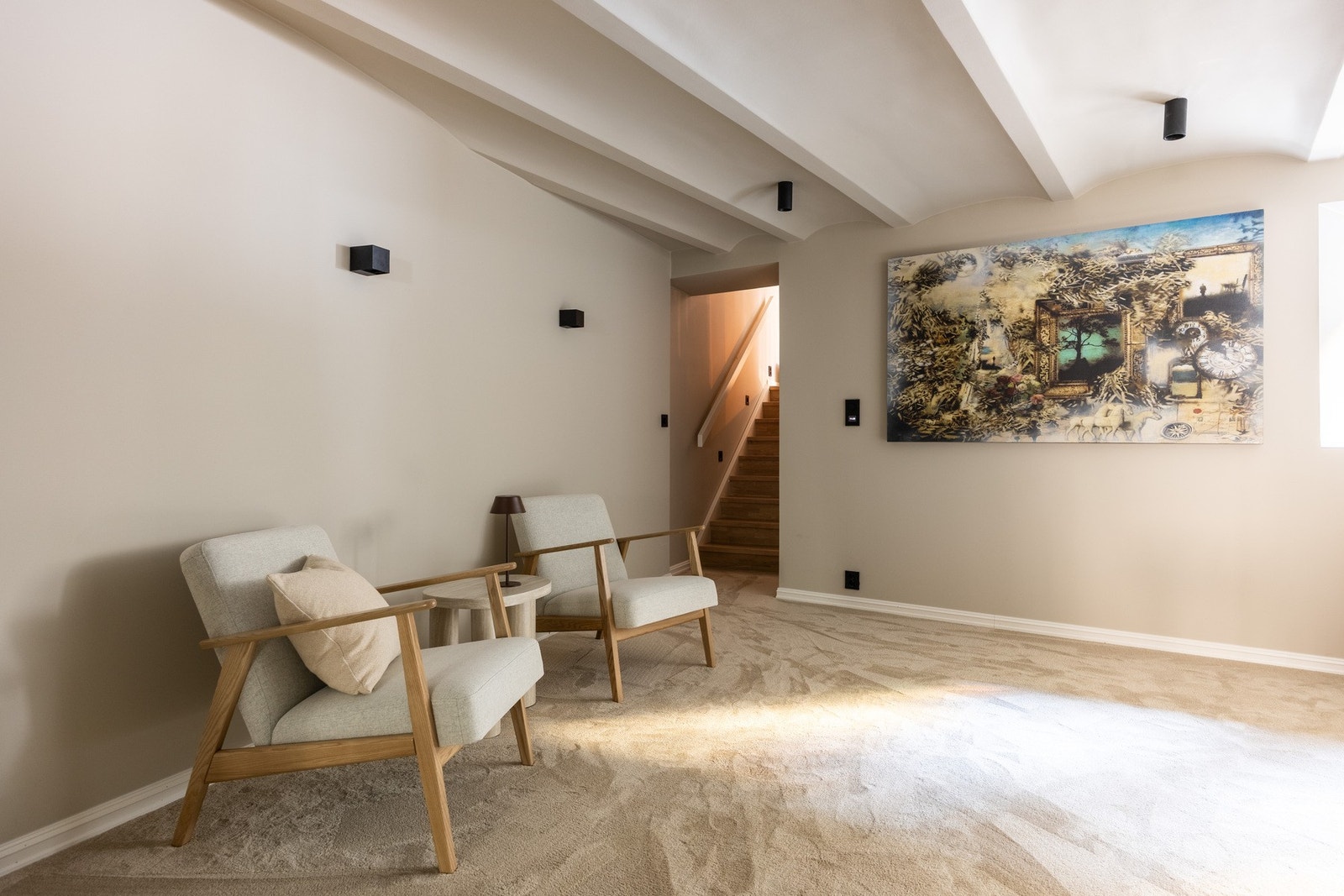 Videre tilkomst til stor tv-stue i underetasjen. Galleribilde