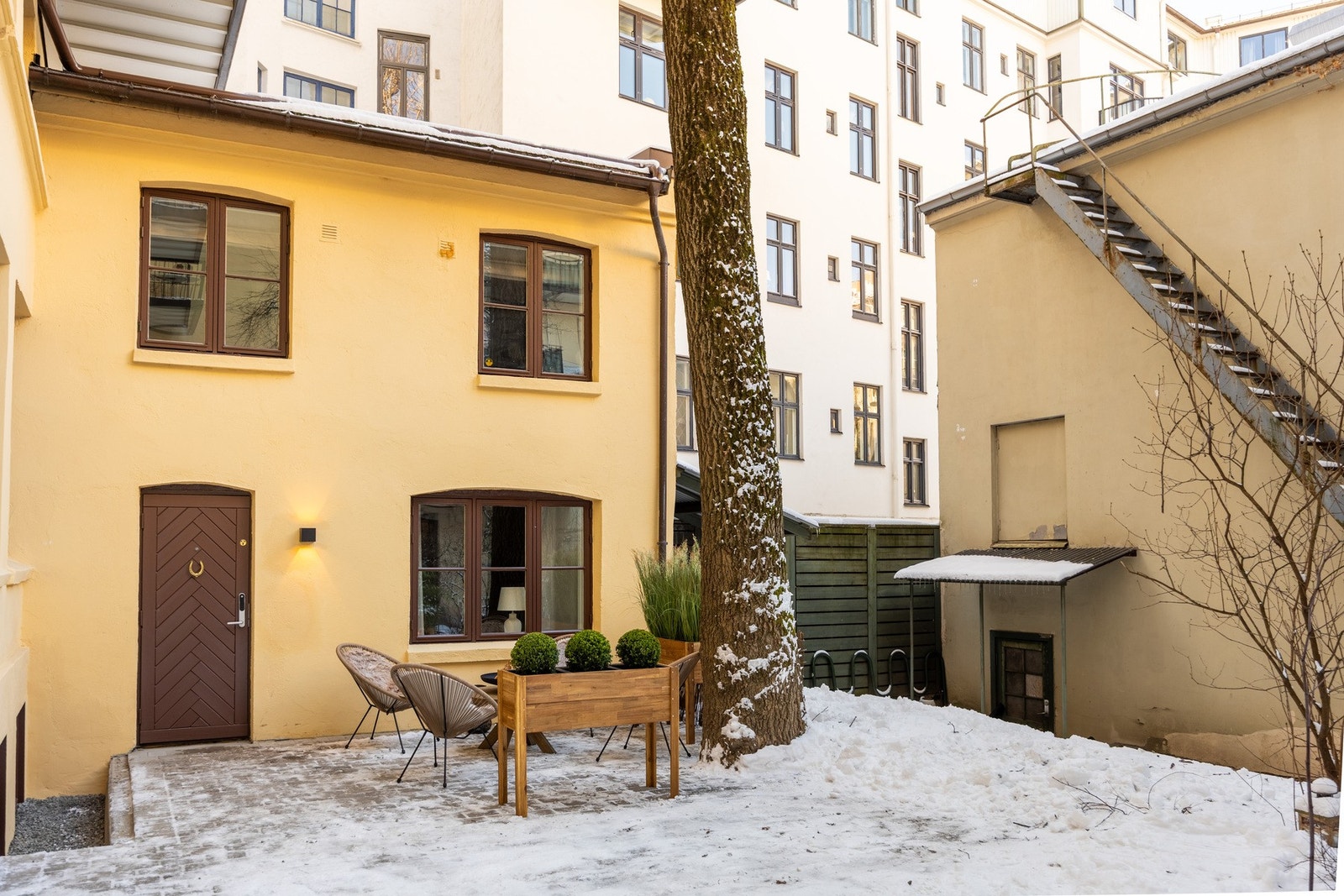 Skjermet og rolig beliggenhet i skjermet bakgård, hvor man kan nyte varme sommerkvelder. Galleribilde