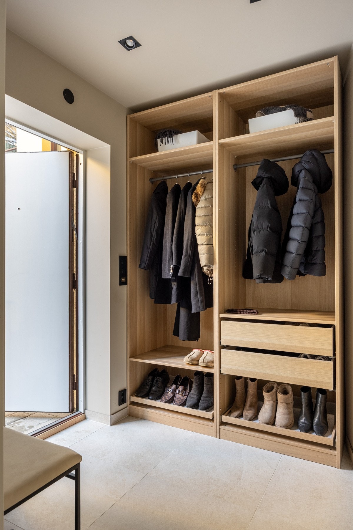 Her blir du ønsket velkommen inn i en romslig entré med innebygd garderobeløsning. Galleribilde