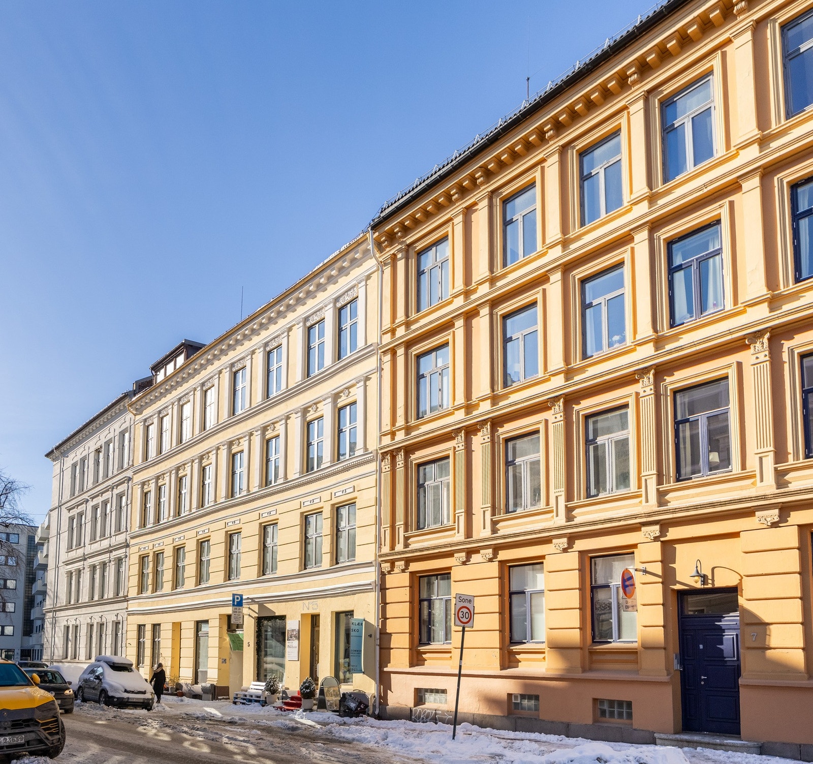 Veldrevet sameie med nyrestaurert port i eik. Galleribilde