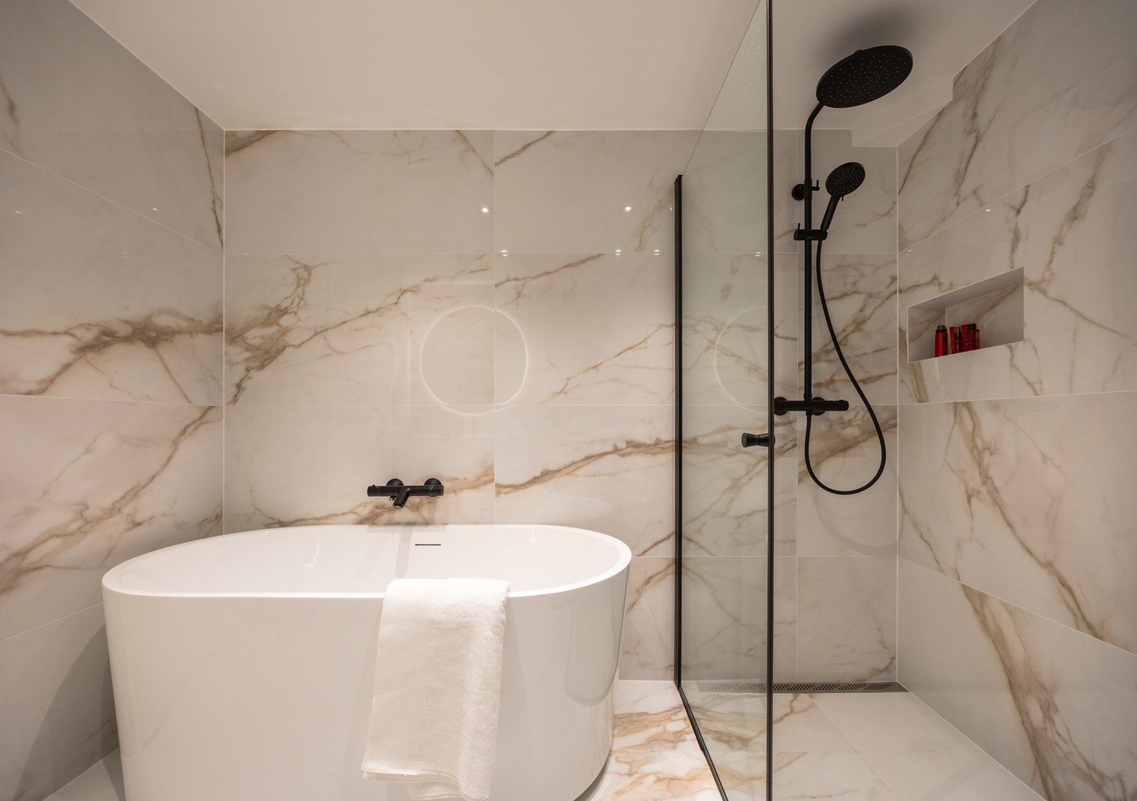 Innredet med både stor dusjsone og badekar. Galleribilde