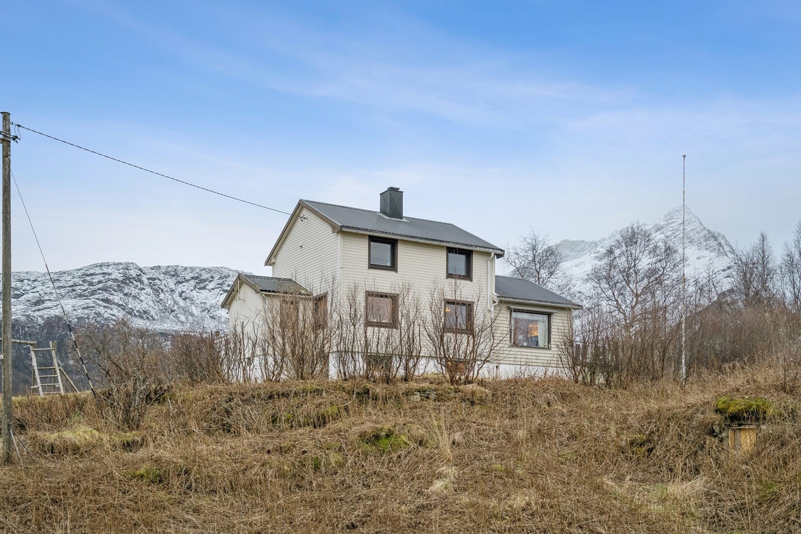 Fra boligen har du kort vei til dagligvare, skole, barnehage og flotte turmuligheter. Galleribilde