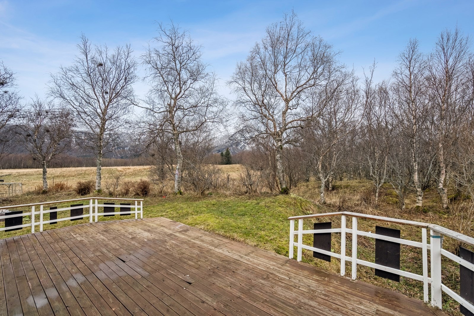 Balkong/platting på 20 kvm med svært gode solforhold og utsikt over flotte fjell. Galleribilde